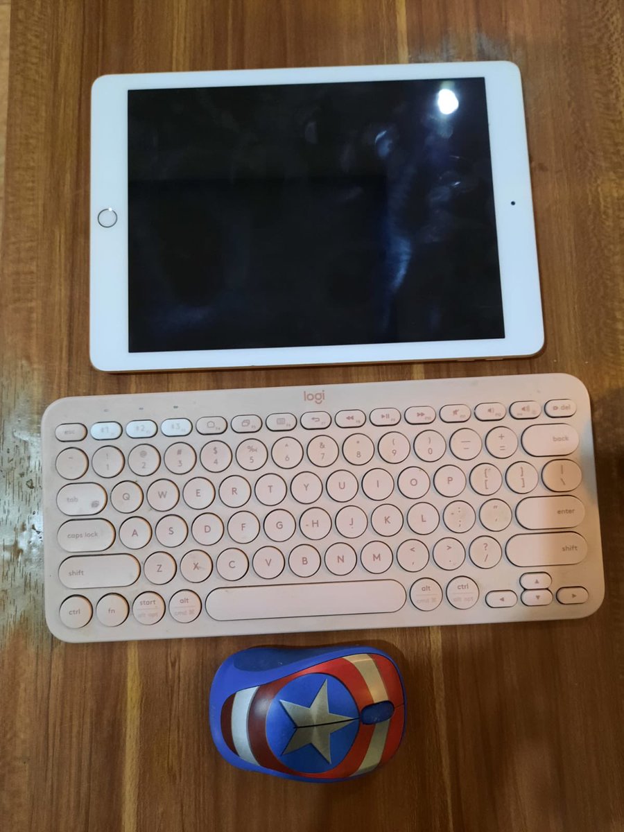 jajjangmyeon___'s tweet photo. WTS iPad Gen 6th.
Tahun pembelian 2019. Complete set Logitech Keyboard K380, Logitech Mouse m238, stylus pen, charger. No BOX.
Lokasi Tapanuli Utara. Body+fungsi 99% mulus, pemakaian pribadi. #ipadsecond #jualipad https://t.co/JWqXNc0RW5