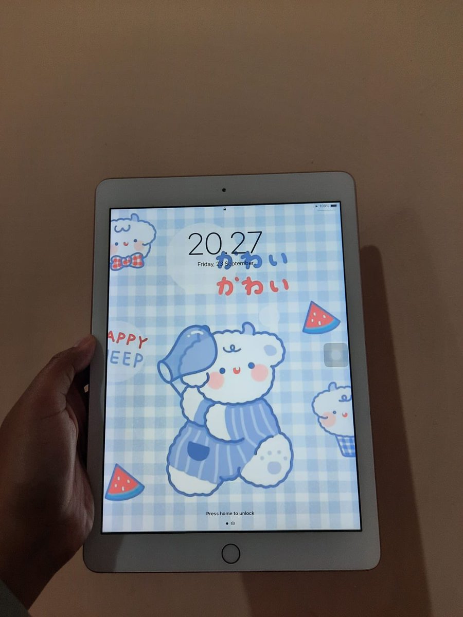 jajjangmyeon___'s tweet photo. WTS iPad Gen 6th.
Tahun pembelian 2019. Complete set Logitech Keyboard K380, Logitech Mouse m238, stylus pen, charger. No BOX.
Lokasi Tapanuli Utara. Body+fungsi 99% mulus, pemakaian pribadi. #ipadsecond #jualipad https://t.co/JWqXNc0RW5