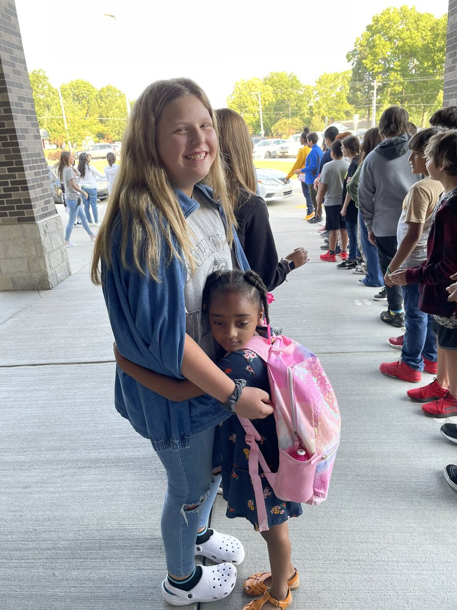 AVID4College's tweet photo. Oh, the joy! We love these photos of @NowlinMiddle AVID students welcoming Cassell Park Elementary students to school with high fives! #AVIDFamily #isdstrong #ThisIsAVID 📸: @CadwellLaurie https://t.co/MoYlGezA1Z
