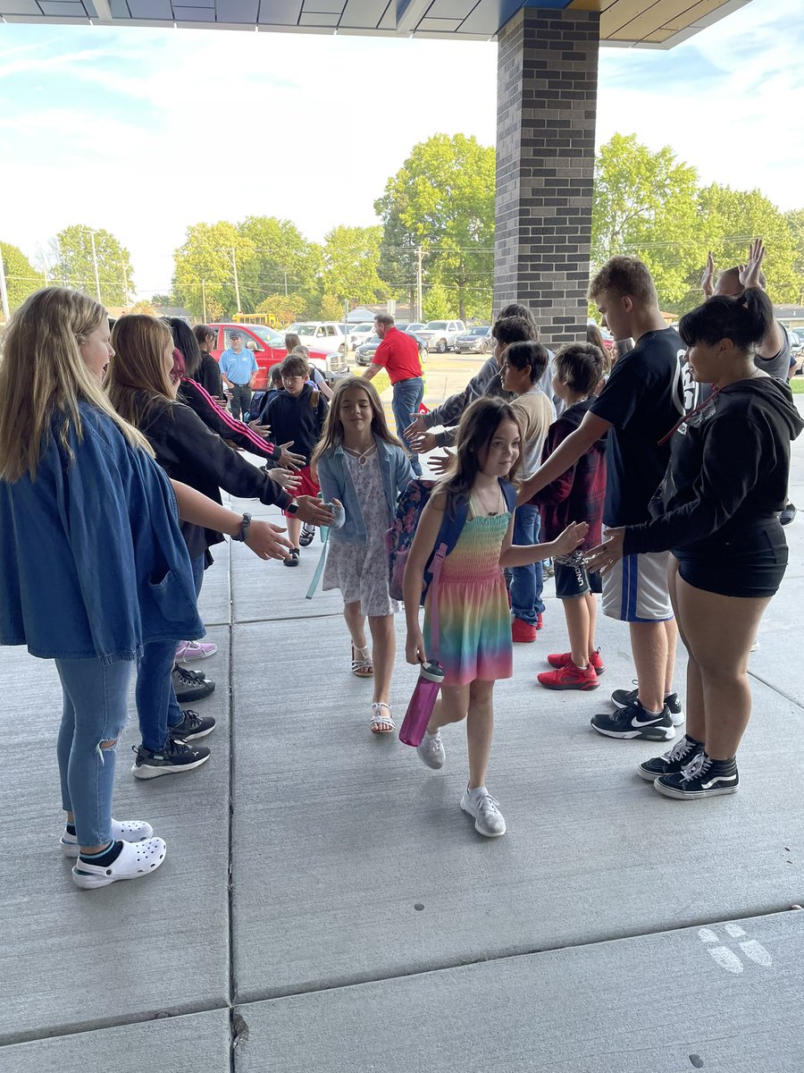AVID4College's tweet photo. Oh, the joy! We love these photos of @NowlinMiddle AVID students welcoming Cassell Park Elementary students to school with high fives! #AVIDFamily #isdstrong #ThisIsAVID 📸: @CadwellLaurie https://t.co/MoYlGezA1Z