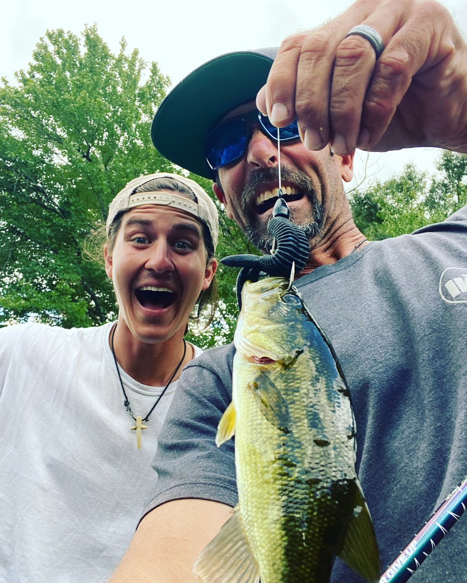 mike_Iaconelli's tweet photo. It’s not the size of the bass that matters the most, it’s the company you keep! Fun day fishing today with my good bud Eric. Thanks E! @unclelarryoutdoors #erictheintern #goingike #smallbass https://t.co/2GTh1Nw45w