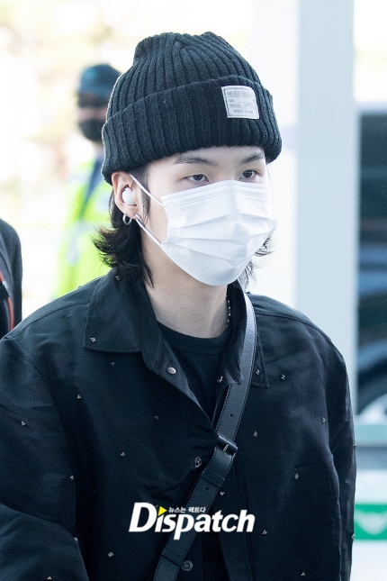 statsforsuga's tweet photo. K-media reported: "Street is a movie"... SUGA, chic departure
[...]
SUGA produced chic airport fashion in all black. His handsome appearance also stood out.

A movie like appearance
Handsome even if you cover your face https://t.co/qezyOBQwRU