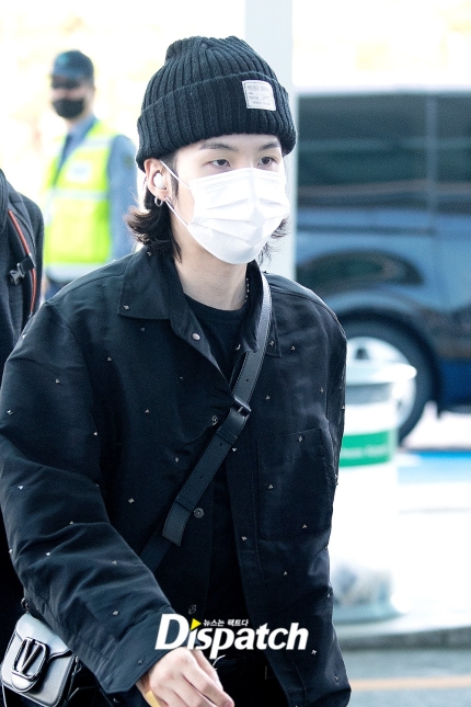 statsforsuga's tweet photo. K-media reported: "Street is a movie"... SUGA, chic departure
[...]
SUGA produced chic airport fashion in all black. His handsome appearance also stood out.

A movie like appearance
Handsome even if you cover your face https://t.co/qezyOBQwRU
