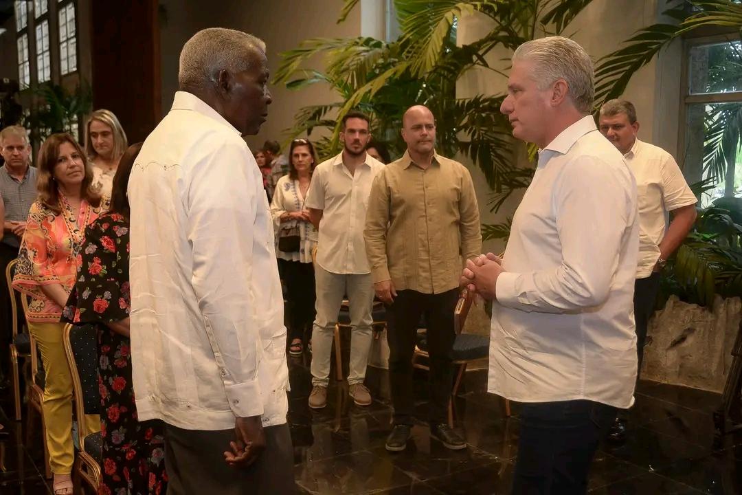 Ernesto94472965's tweet photo. Nuestro Presidente de la Asamblea Nacional y Nuestro Presidente de la República refrendaron el nuevo #CodigoDeLasFamilias y desde hoy el código es ley. #CodigoSi #CodigoDeAmor @JorgeLTamayoD @ArbolayFreddy @OGuevara_ERMPSS https://t.co/bluuzAgJtc