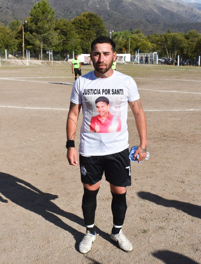 JUSTICIA POR SANTIAGO AGUILERA
Él es su primo Francisco Barrionuevo y desde que se conoció la noticia de que Santi fue asesinado, no ha parado de jugar y llevar el mensaje de Justicia en su pecho. Juega en Los Cóndores de Los Hornillos. Quiere que su amado primo descanse en paz