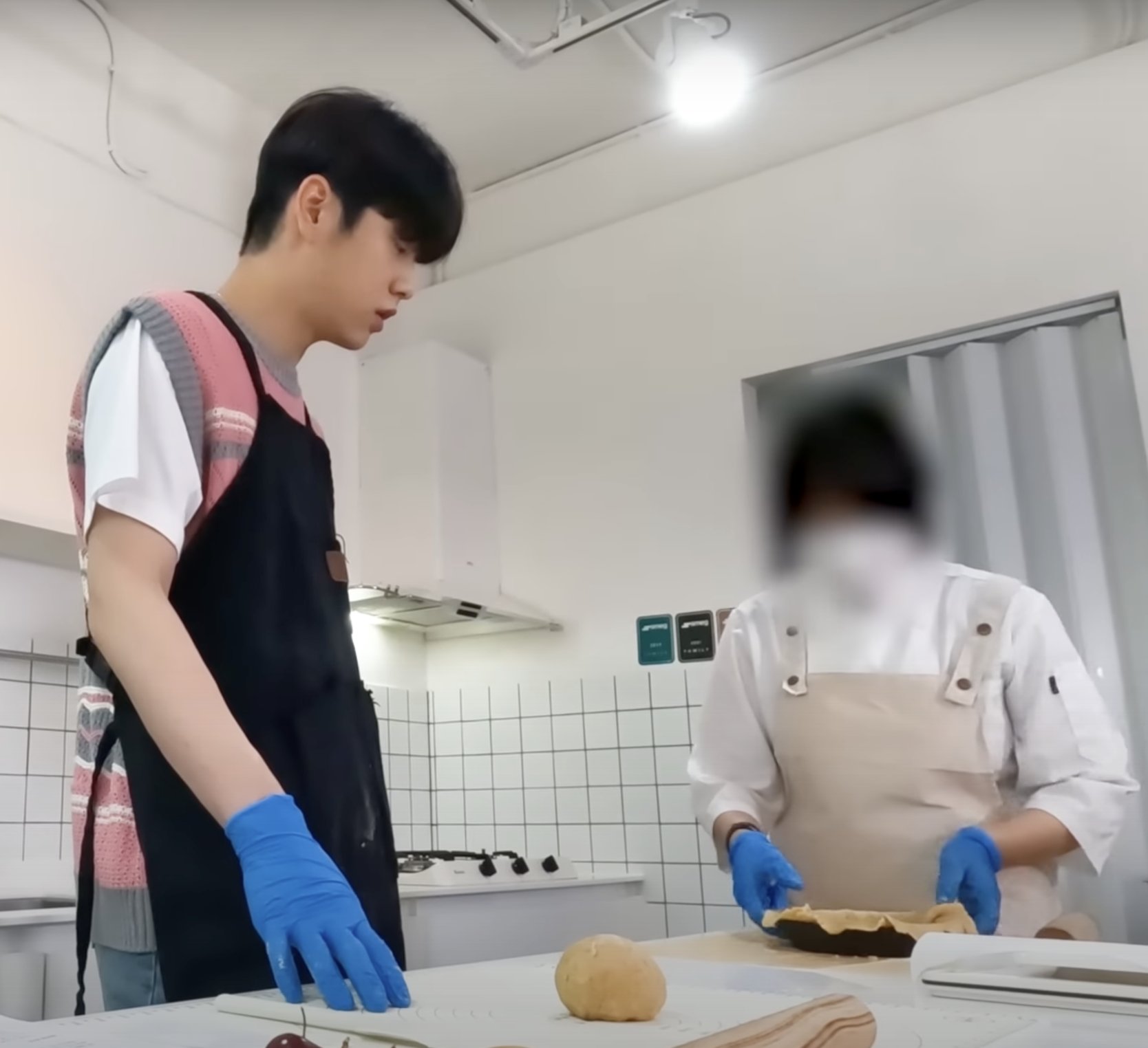 FdoHXOgagAAGf1r?format=jpg&name=large