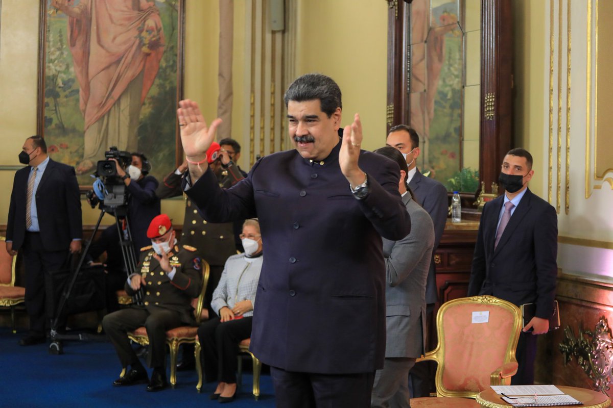 NicolasMaduro's tweet photo. El bello acto cultural, se lo dedicamos al pueblo colombiano, hoy #26Sep, que hemos reabierto las fronteras entre Colombia y Venezuela. Desde el canto, la poesía y la reflexión, agradecemos al Presidente @petrogustavo por este paso que hemos dado. ¡La historia nos une! https://t.co/4Psf5GWEjp