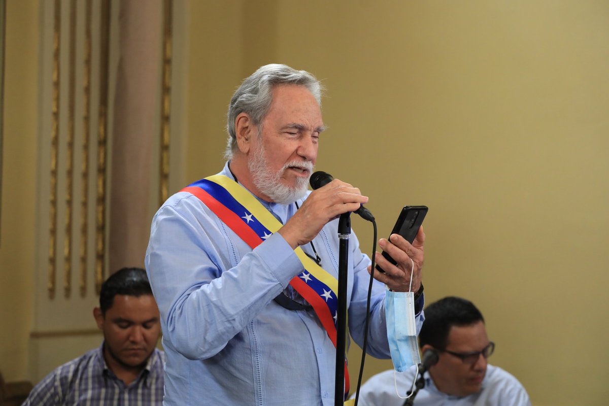 NicolasMaduro's tweet photo. El bello acto cultural, se lo dedicamos al pueblo colombiano, hoy #26Sep, que hemos reabierto las fronteras entre Colombia y Venezuela. Desde el canto, la poesía y la reflexión, agradecemos al Presidente @petrogustavo por este paso que hemos dado. ¡La historia nos une! https://t.co/4Psf5GWEjp