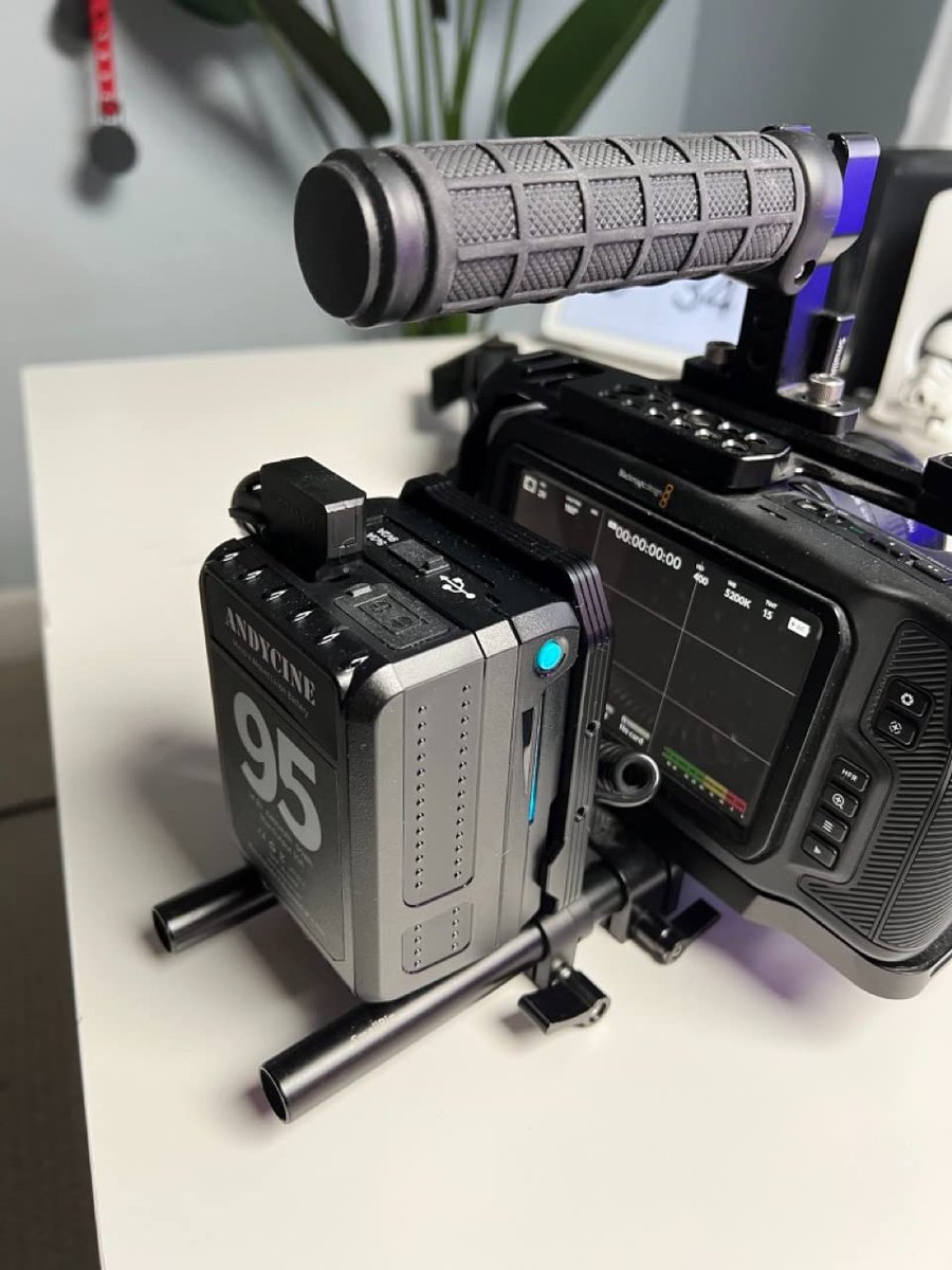 Andycinegear's tweet photo. ANDYCINE A-VMB-95 Battery works perfectly with the #BMPCC4k and #Sony A7Siii through assembly with the ANDYCINE Mini V Mount Battery Plate Assembly Kit. Equipped with 2 d-tap output surveillance cameras and monitors.
#andycine #batteryplate #bmpcc6k #camerarig #sonya7siii https://t.co/aLpb9oRXEb