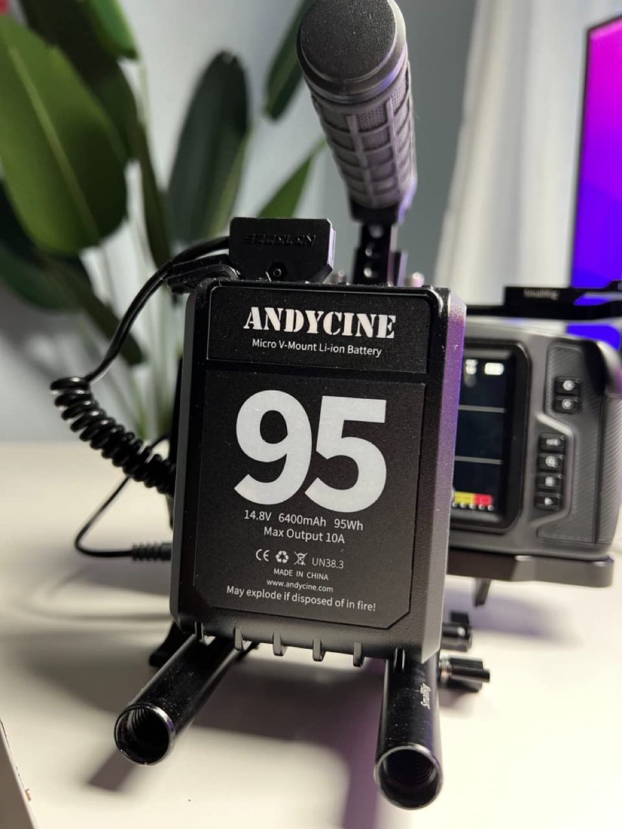 Andycinegear's tweet photo. ANDYCINE A-VMB-95 Battery works perfectly with the #BMPCC4k and #Sony A7Siii through assembly with the ANDYCINE Mini V Mount Battery Plate Assembly Kit. Equipped with 2 d-tap output surveillance cameras and monitors.
#andycine #batteryplate #bmpcc6k #camerarig #sonya7siii https://t.co/aLpb9oRXEb