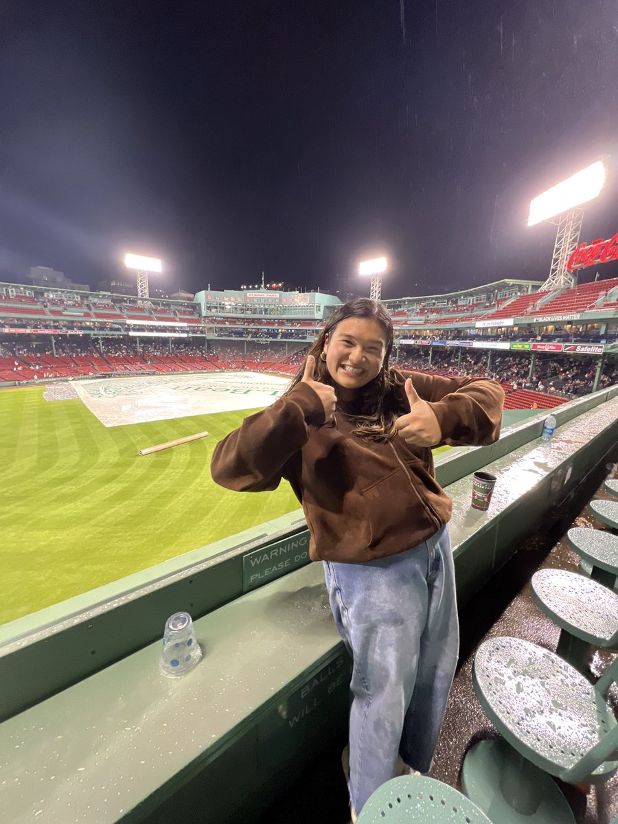 rachelpac16's tweet photo. I AM HAVING THE BEST FIRST GAME EVER!!!! PLAY BALL!!!!!!!!! #america #redsox #bostonaf ⚾️⚾️⚾️ https://t.co/O9fvTwR3Wm