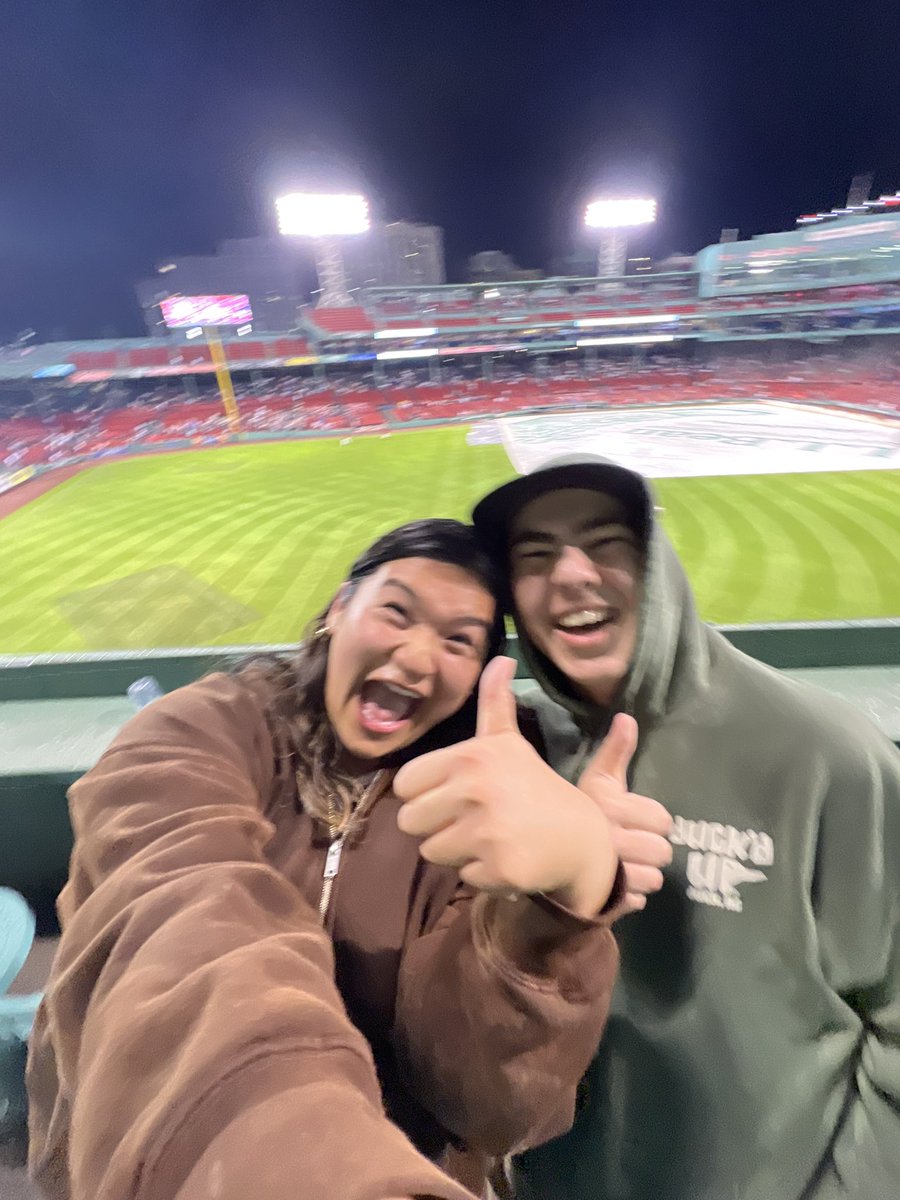 rachelpac16's tweet photo. I AM HAVING THE BEST FIRST GAME EVER!!!! PLAY BALL!!!!!!!!! #america #redsox #bostonaf ⚾️⚾️⚾️ https://t.co/O9fvTwR3Wm