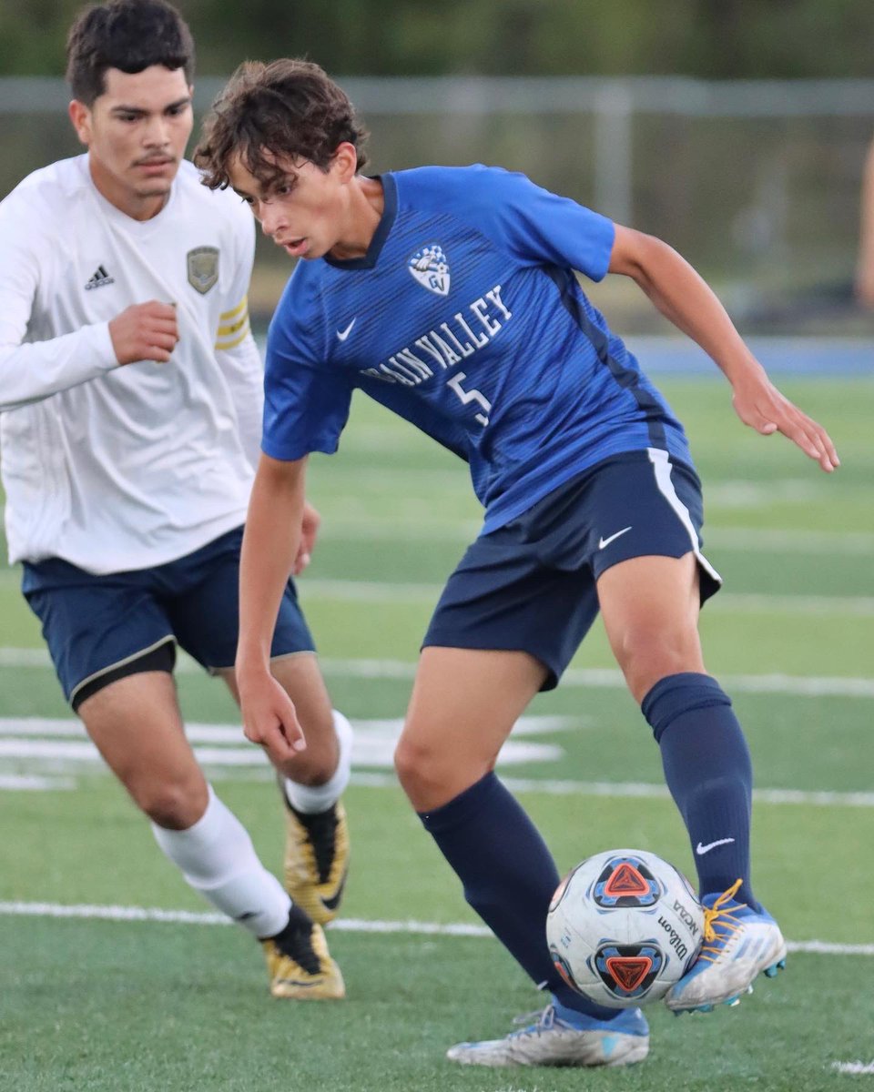saltyphotos's tweet photo. Controlling the ball @GVHSActivities @GVHSYearbook @GVHSEagleMedia @GV_Soccer https://t.co/VcBnRKpyQT