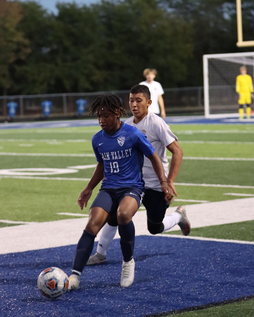 saltyphotos's tweet photo. Controlling the ball @GVHSActivities @GVHSYearbook @GVHSEagleMedia @GV_Soccer https://t.co/VcBnRKpyQT