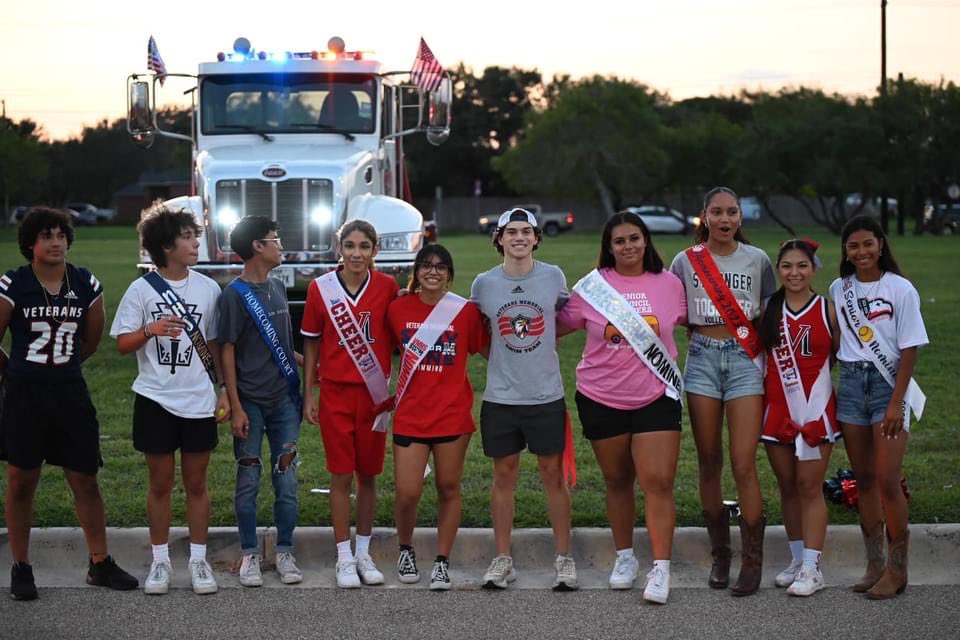 VMHSEagles's tweet photo. VMHS Homecoming Parade &amp; Lighting of the Star #EaglePride #InspireExcellence 📸 credit @llcooljosh80 https://t.co/6jN1uJvjAz