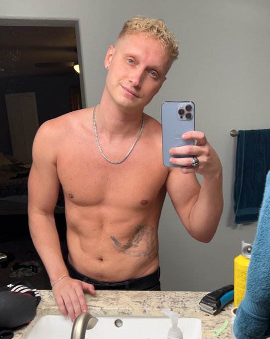 Felt cute 🥰 https://t.co/FDaie8sYWA<a href="/tag/maskup"class="tags"><span>#maskup</span></a><a href="/tag/covid"class="tags"><span>#covid</span></a><a href="/tag/onlytookoffforpic"class="tags"><span>#onlytookoffforpic</span></a>