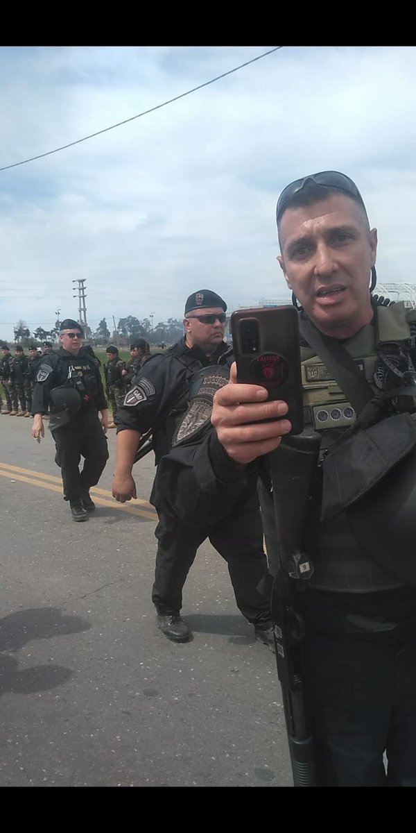 Rodricardenass_'s tweet photo. Ayer fuimos con la ilusion de ver a Belgrano campeon y terminamos detenidos, golpeados y maltratados por la POLICIA DE SAN NICOLAS. El Oficial Chucaroli (Izq) como el Policia Marcelo (gorra) que nunca nos quiso dar su apellido, abusaron de el "Poder" que te da llevar un uniforme https://t.co/83t3DucMEp