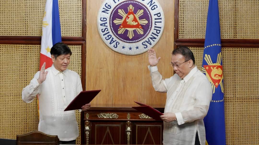 New Executive Secretary Lucas Bersamin takes his oath before President Ferdinand R. Marcos Jr. COURTESY: OFFICE OF THE PRESIDENT(Pride of ABRA)