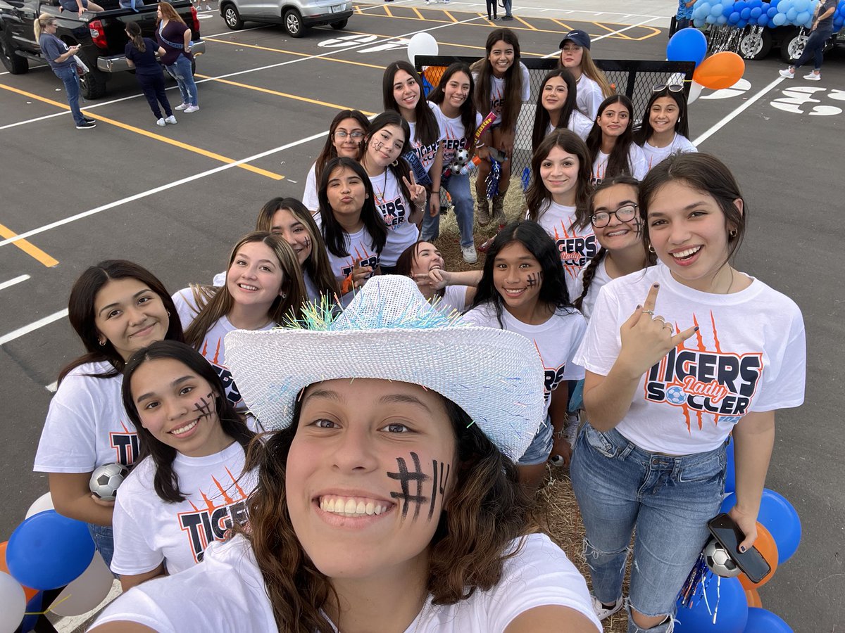MaryCarrollHig1's tweet photo. 2022 HOCO Parade &amp; Burning of the “C” @TPAthletes @mycarrolltigers 
#TigerPrideNeverDies #VoteForJo https://t.co/zcR1XCetPG