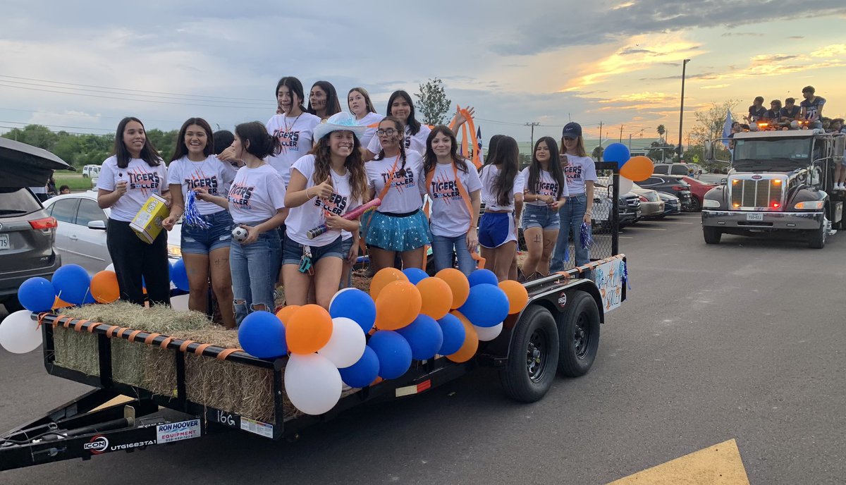 MaryCarrollHig1's tweet photo. 2022 HOCO Parade &amp; Burning of the “C” @TPAthletes @mycarrolltigers 
#TigerPrideNeverDies #VoteForJo https://t.co/zcR1XCetPG