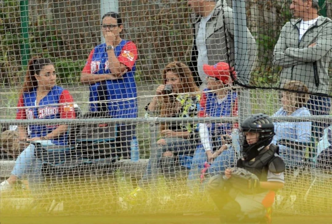 ShakiQuilla's tweet photo. .@Shakira siempre entregada como madre amorosa, apoyando a su hijo Milan en el juego de béisbol ⚾ del fin de semana pasado❣️ 👩👦👦
#KeepBack 🤭 https://t.co/awhQ1MYB7z