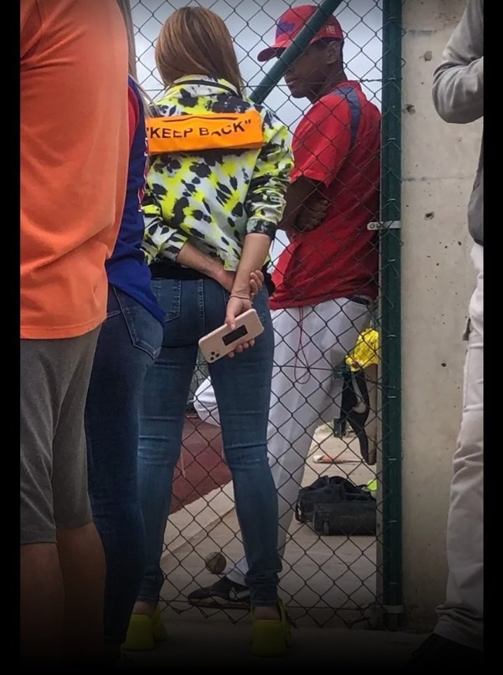 ShakiQuilla's tweet photo. .@Shakira siempre entregada como madre amorosa, apoyando a su hijo Milan en el juego de béisbol ⚾ del fin de semana pasado❣️ 👩👦👦
#KeepBack 🤭 https://t.co/awhQ1MYB7z