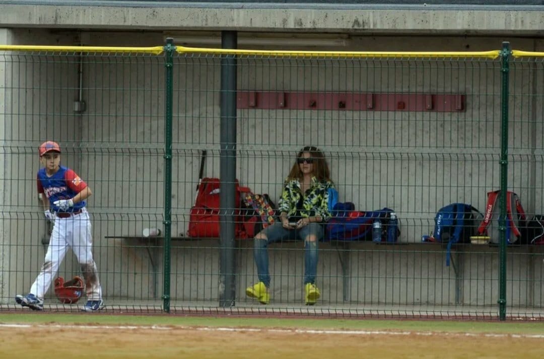 ShakiQuilla's tweet photo. .@Shakira siempre entregada como madre amorosa, apoyando a su hijo Milan en el juego de béisbol ⚾ del fin de semana pasado❣️ 👩👦👦
#KeepBack 🤭 https://t.co/awhQ1MYB7z