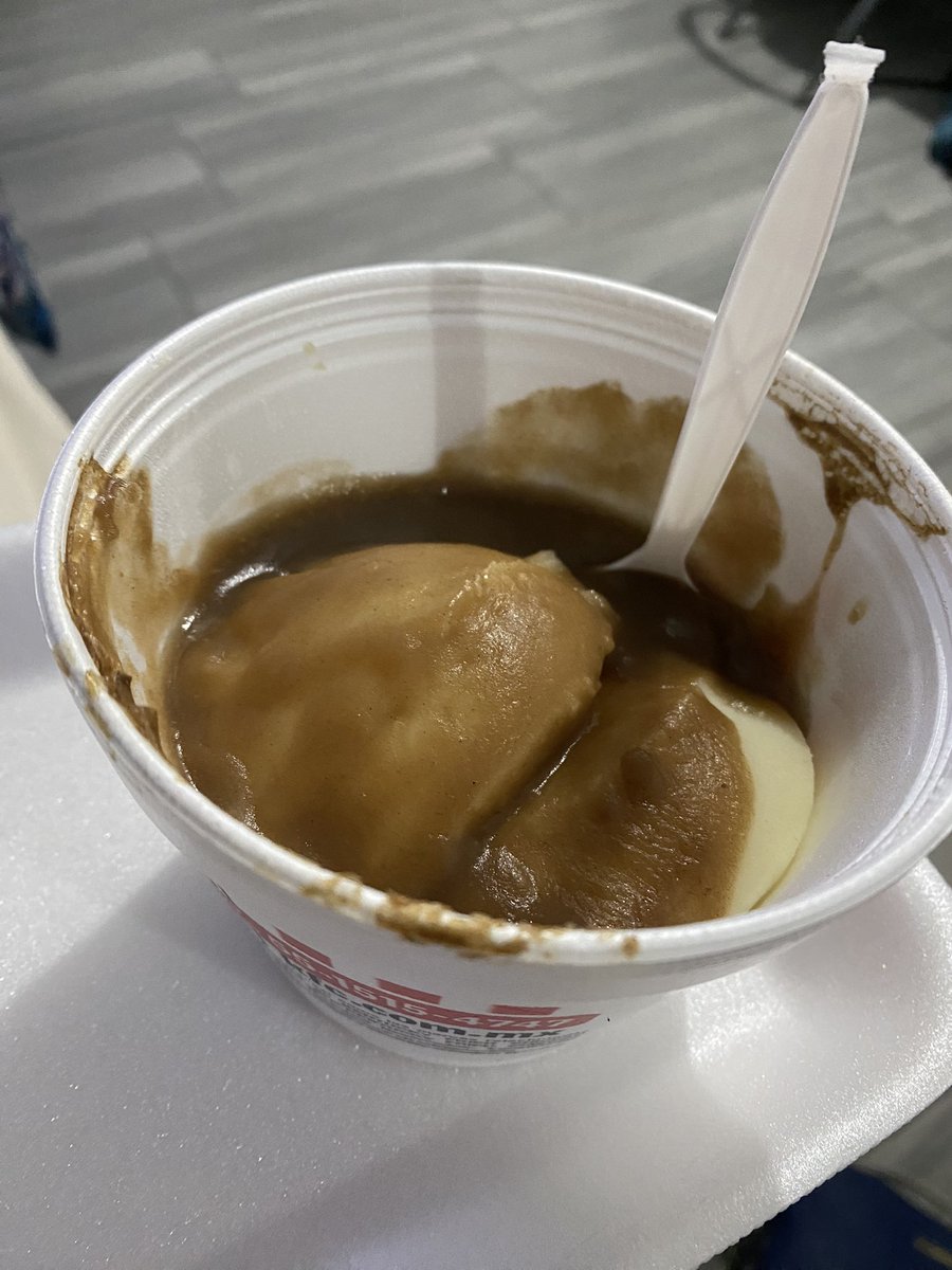 moniieeg's tweet photo. Estás cañón @KFC_MEXICO venderme esto en $59 y dármelo a la mitad https://t.co/eiQ9FyXIuK