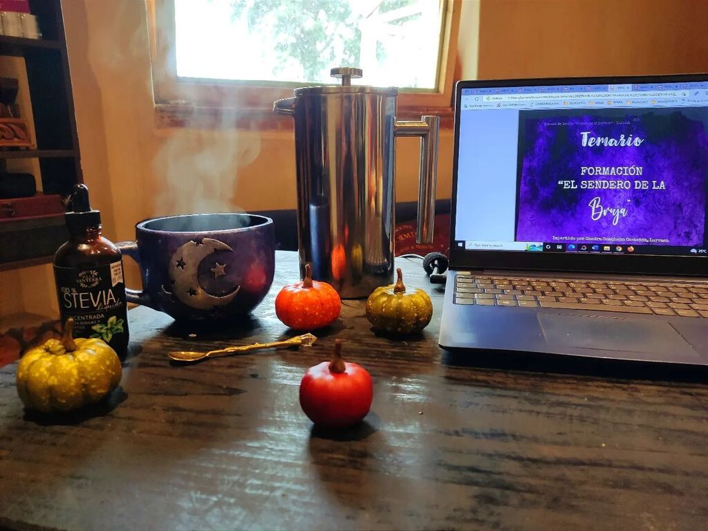EncantadoBosque's tweet photo. Ahora si, Brujas, ya se está sintiendo el rigor del friíto... Y qué mejor pretexto para echarse un cafecito en la tardecita, mientras ando chambeando con los últimos detalles para el comienzo de la nueva generación del "Sendero de la Bruja" 🧙☕🥰

Lurr… https://t.co/SFrojW7unX https://t.co/7txOtkWS3l