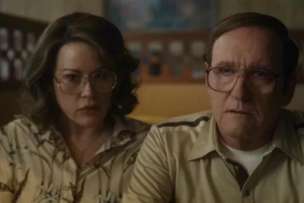 En Jeffrey Dahmer la nueva serie de Netflix, la actuación de Evan Peters es impecable, pero Richard Jenkins en su papel del progenitor de Dahmer es otro nivel: llegas a sentir la frustración y dolor de un padre que siente que ha fallado en la crianza de su hijo.