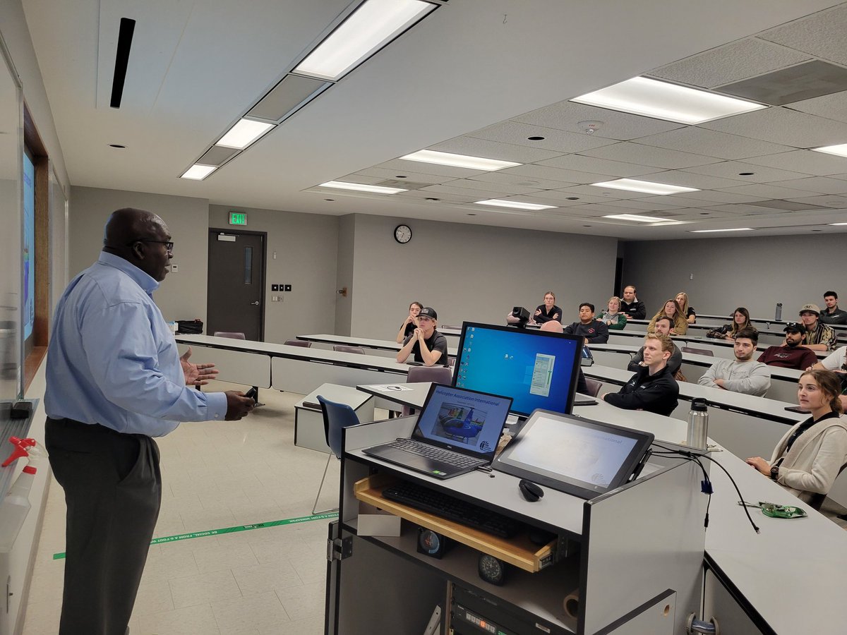 CadeRClark's tweet photo. @HeliAssoc appreciated the warm welcome and opportunity to meet with the future leaders of the vertical flight industry @UNDAerospace https://t.co/I9znTuromh