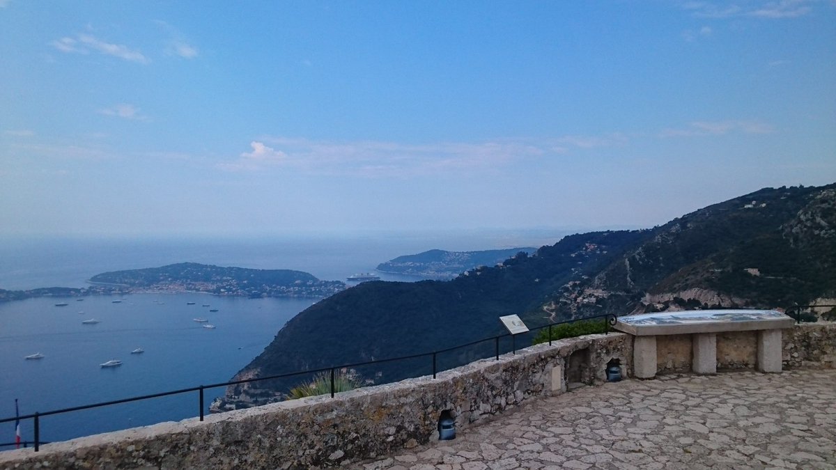 tokimekupoporon's tweet photo. エズ村は天空に突き出すような岩山に作られています⛰️
南フランスにはこんな村がいくつかあり、その形態から 「鷲ノ巣村」 と呼ばれています✨🦅
雄大な地中海と中世のままの美しい石造りの家々を眺めつつ、複雑に入り組んだ路地で迷子になって楽しく散策できます♪🚶
#南フランス #エズ村 #EzeVillage https://t.co/SP6bkezSKe