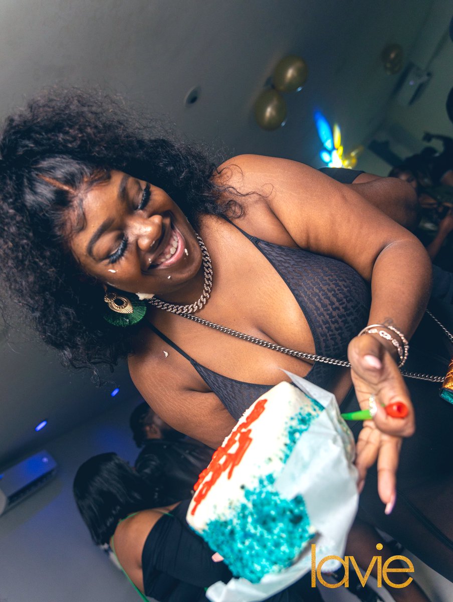 Phenix_Elite's tweet photo. It’s not even my birthday, and he wanna lick the icing off 😏 #BirthdayLoading 9/28💓 https://t.co/hhIW9ixLir