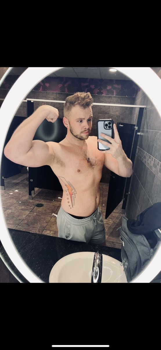 JockFancy's tweet photo. Making success at the gym..also taking advantage of this gym lighting 😜💪🏼 #gymselfie #gymgay #progress https://t.co/3JAxhJpLH0