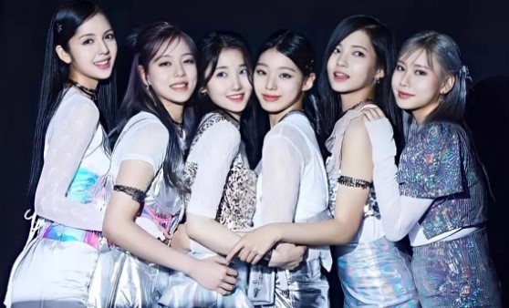 FieAction's tweet photo. In about 10 hours, FieAction HQ will upload a bonus #Lapillus Reaction video to mark our talented girls 100 Days since Hit Ya! debut ❤️
Congrats Lapillus, Eat Well, FLY HIGH~!💪
#Lapillusfirstminialbum
#ToGRRReaterHeightsLapillus
100 DAYS WITH LAPILLUS
@offclLapillus https://t.co/zZ0v4O8bj5