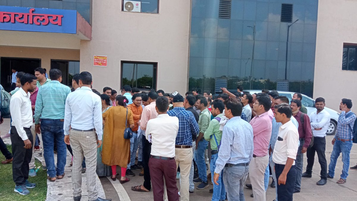 माननीय प्रमुख सचिव महोदय, तकनीकी शिक्षा, कौशल विकास एवम रोजगार विभाग महानदी भवन अटल नगर नवा रायपुर को मेहमान प्रवक्ता अपनी समस्याओं को अवगत कराते हुए लेटर दिया गया।
#ITI_मेहमान_प्रवक्ता_छत्तीसगढ़
<a href="/AwanishSharan/">Awanish Sharan 🇮🇳</a>
<a href="/bhupeshbaghel/">Bhupesh Baghel</a> <a href="/umeshpatelcgpyc/">Umesh Nandkumar Patel</a>  <a href="/GadpaleRavi/">RAVI GADPALE</a> <a href="/Harishs30155989/">ओबीसी Harish sahu</a>