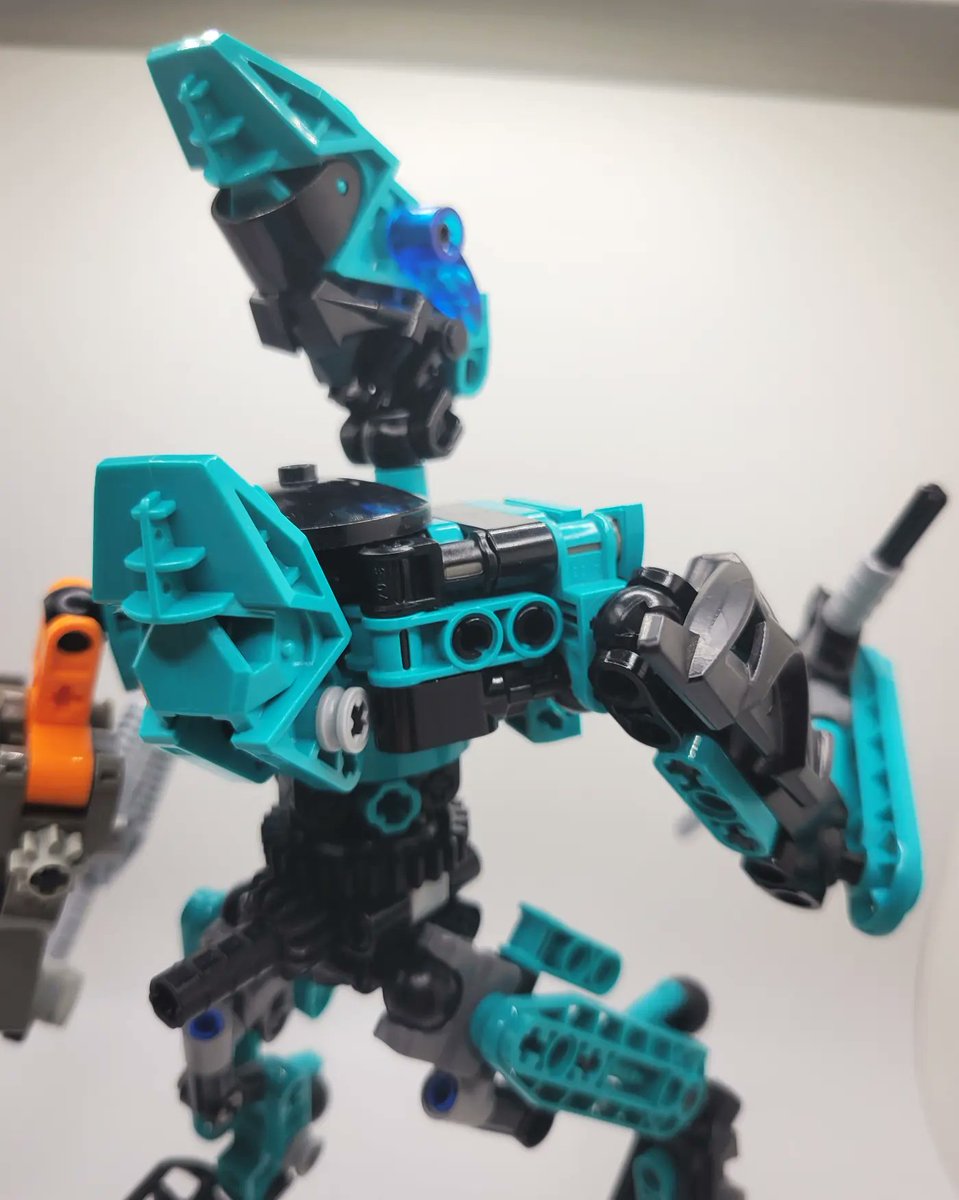 MorganRyanArt's tweet photo. 💙#Lariska the #DarkHunter💙 My #fanon contest entry. If you twist her tail her torso spins around 🤩. Her robot arm is inspired by exotoa and boxors, taken from the Makuta and her staffs are Poison Rakshii and If you flip the head she can wear masks #bionicle #moc #contest https://t.co/vBWr2aO3bx