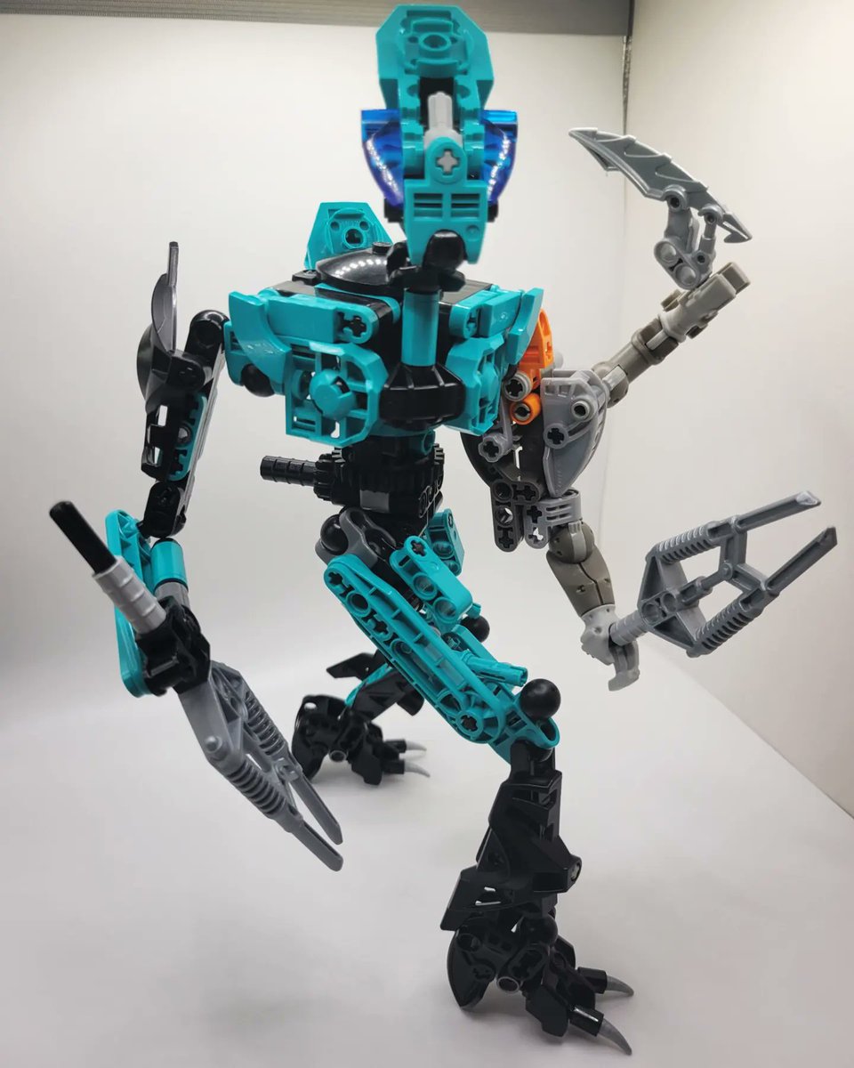 MorganRyanArt's tweet photo. 💙#Lariska the #DarkHunter💙 My #fanon contest entry. If you twist her tail her torso spins around 🤩. Her robot arm is inspired by exotoa and boxors, taken from the Makuta and her staffs are Poison Rakshii and If you flip the head she can wear masks #bionicle #moc #contest https://t.co/vBWr2aO3bx