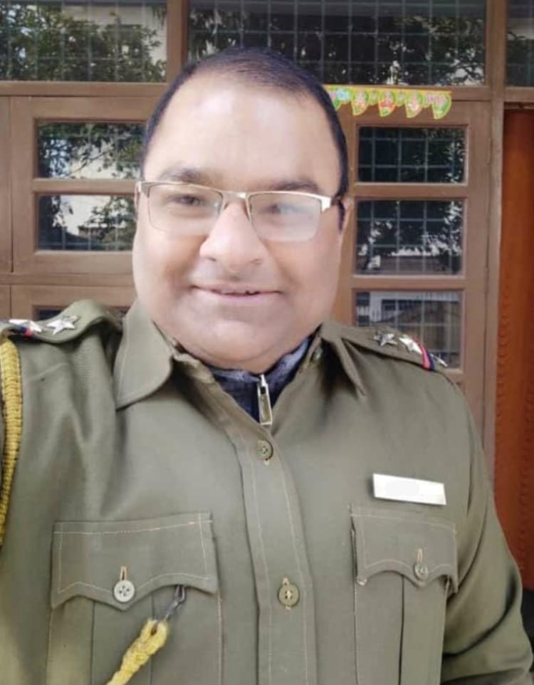 Nishantjournali's tweet photo. #Noida : हथियार लहराते सोशल मीडिया पर फोटो वायरल, बेखौफ युवक सरेआम किसी अन्य युवक के हाथियार लहरा रहा, लोगों के बीच दहशत फैलाने व धौंस दिखाने का आरोप, हथियार के साथ व पुलिस की वर्दी में भी फोटो हो रहे वायरल, सेक्टर 51 होशियारपुर। PS49
@CP_Noida @DCP_Noida @noidapolice @Uppolice https://t.co/XOHCQZPL8w