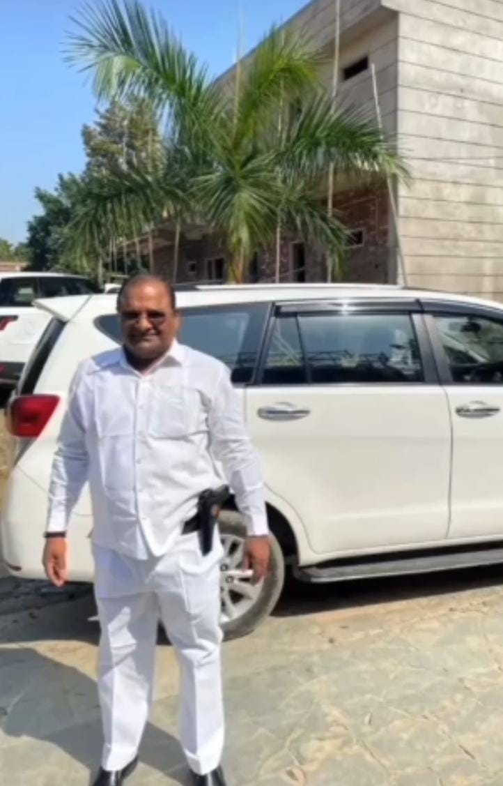 Nishantjournali's tweet photo. #Noida : हथियार लहराते सोशल मीडिया पर फोटो वायरल, बेखौफ युवक सरेआम किसी अन्य युवक के हाथियार लहरा रहा, लोगों के बीच दहशत फैलाने व धौंस दिखाने का आरोप, हथियार के साथ व पुलिस की वर्दी में भी फोटो हो रहे वायरल, सेक्टर 51 होशियारपुर। PS49
@CP_Noida @DCP_Noida @noidapolice @Uppolice https://t.co/XOHCQZPL8w