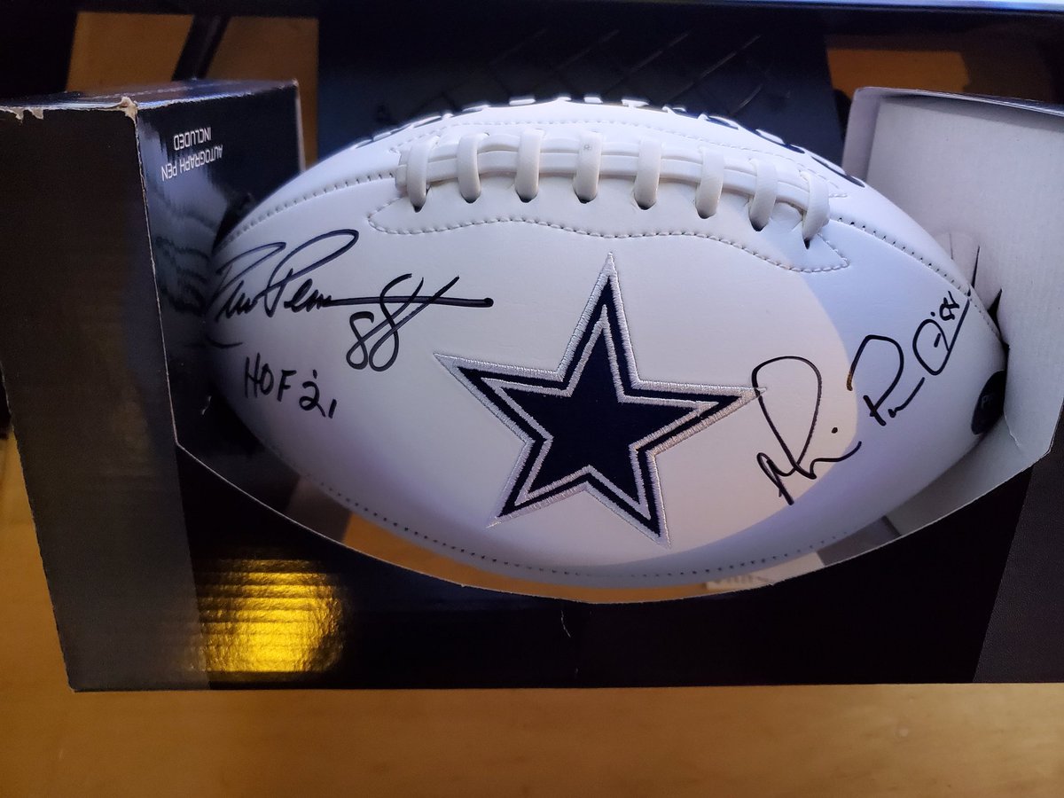 badredbone404's tweet photo. @DezBryant I just saw you in the booth celebrating @_CeeDeeThree TD!!! I need both of you to sign my #88 ball!!! What I gotta pay?? https://t.co/BubE1aoURT