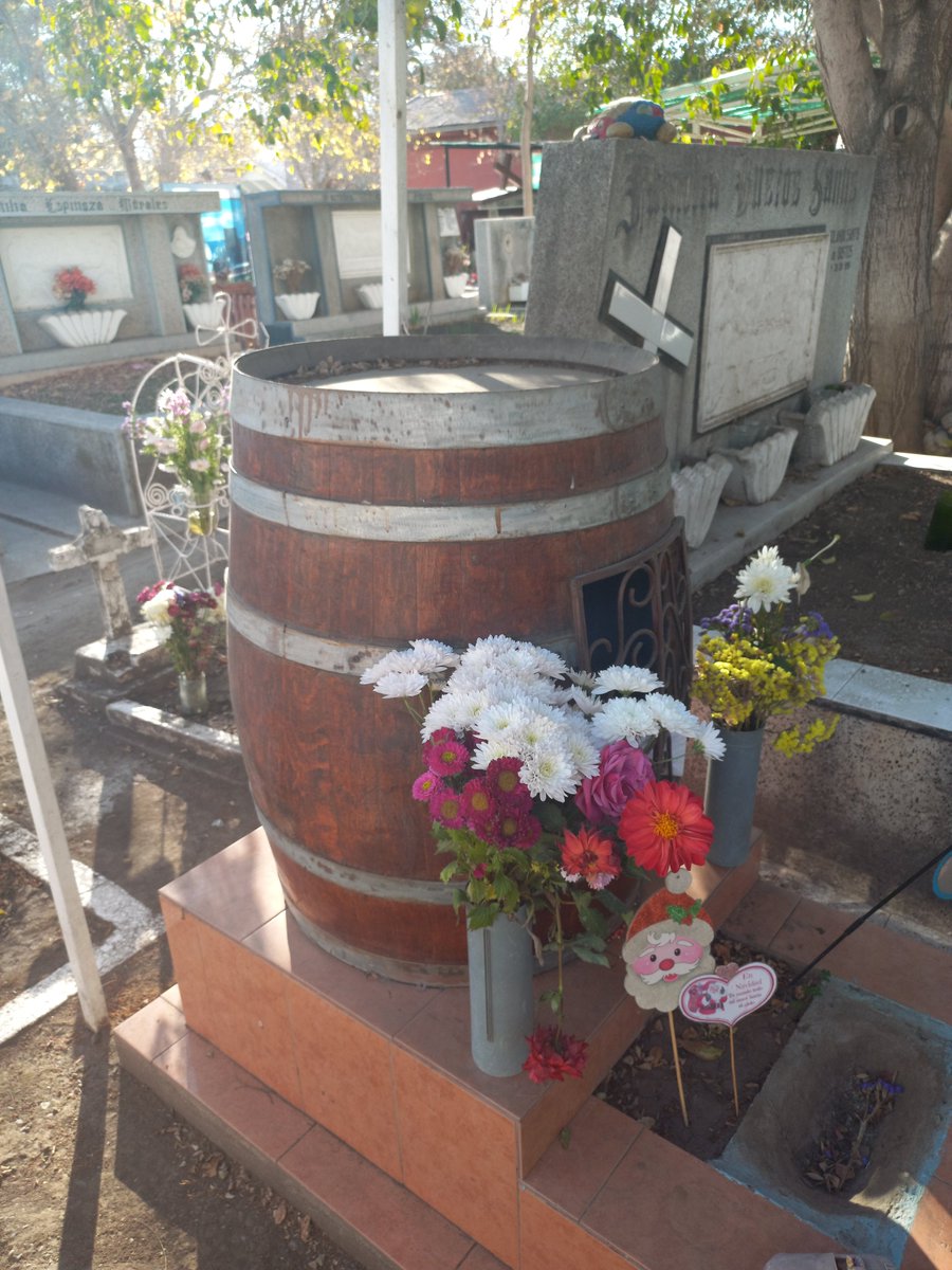 CCHYPF's tweet photo. 🏮 CEMENTERIO MUNICIPAL DE EL MONTE, BARRIL 🏮
En los #camposantos hallamos #simbolismofunerario y significativo para los #fallecidos y sus #deudos, como objetos de gran importancia. En este caso, un #barril con juguetes y un sobre.
Registros de mi última visita, abril de 2022. https://t.co/t0hyp8gnA0