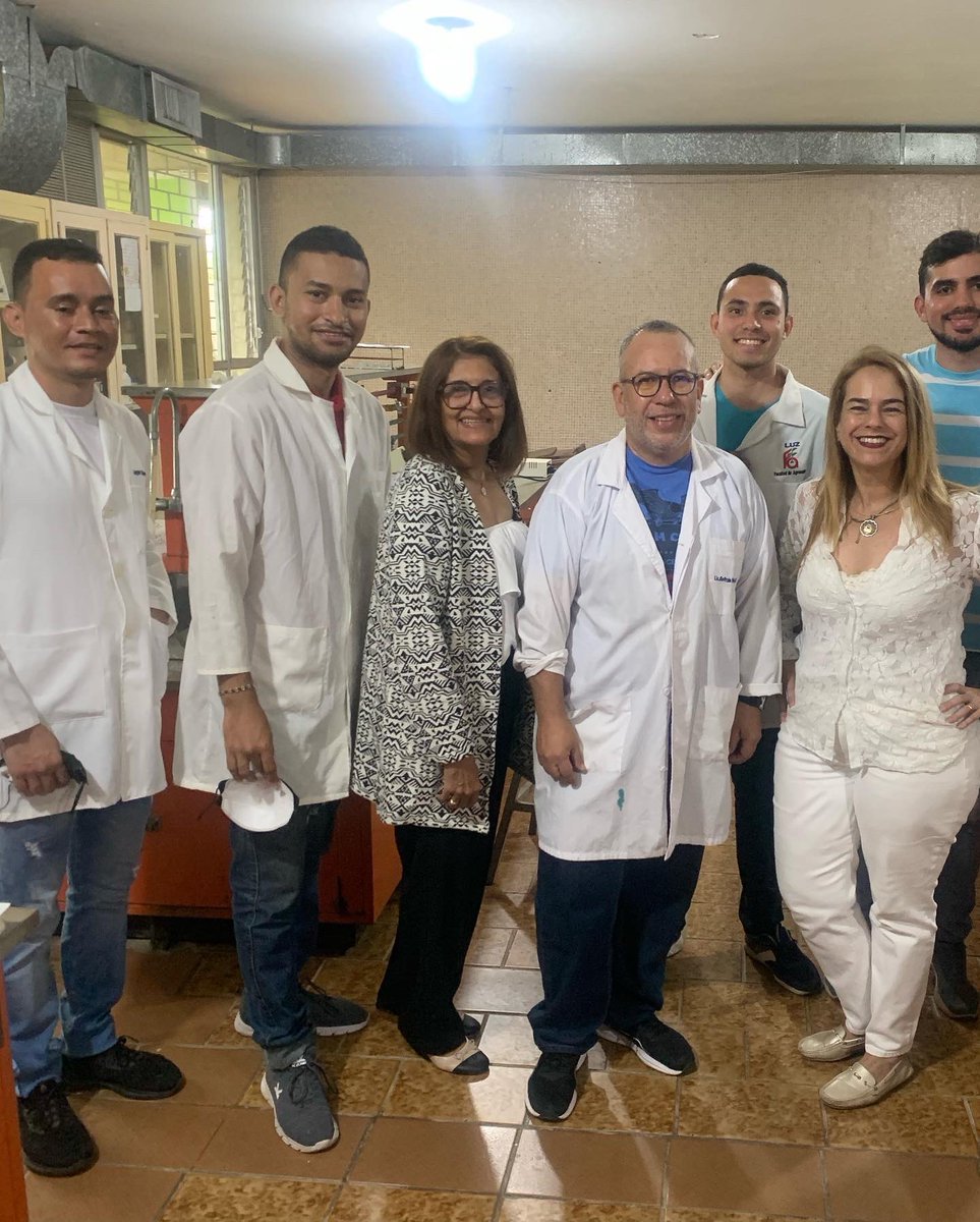 FagroLUZ's tweet photo. Entrega de un microscopio nuevo para el Departamento Fitosanitario, al Laboratorio de Microbiología, al profesor Beltran Briceño💚 seguimos apoyando a la autogestión! Varias  tesis de pregrado se llevan a cabo al mismo tiempo en estos espacios 👏🏻 https://t.co/bRSrPNO05N