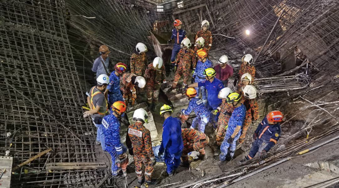 Lelaki Tertimbus Dalam Runtuhan Konkrit Bangunan 