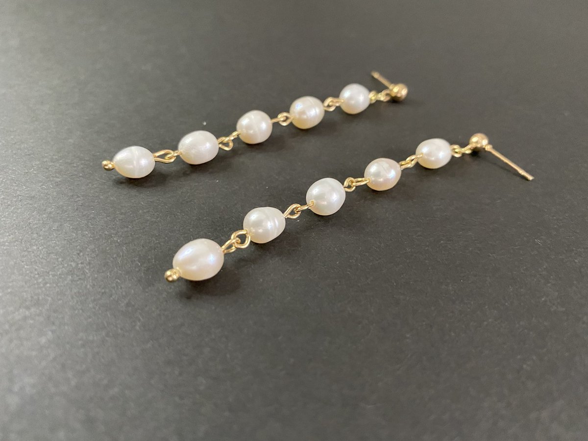 Pearl Earrings ⚪️ - Gold

#handmade #handmadejewelry
#ハンドメイド #ハンドメイド好きさんと繋がりたい
#hechoamano #Joyas #accesorios #aretes #joyeríahechaamano #rosario