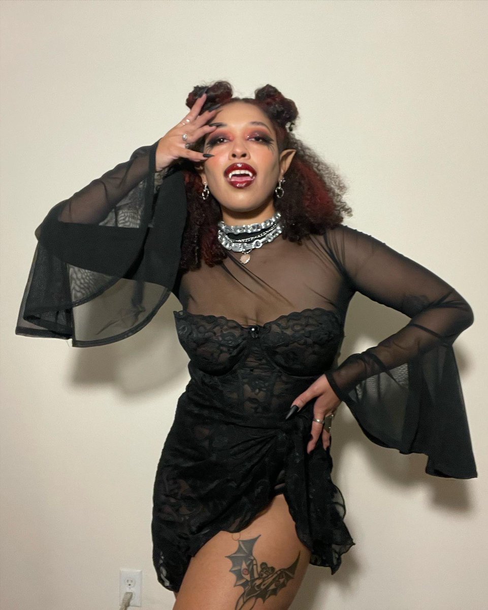 jatsusaisenxp's tweet photo. Pics from #bipocvampday fun 🩸🧛🏽‍♀️

It’s been so long since I’ve had the energy to cosplay. This look was inspired by my bat lady tattoo with the touches of red and flare sleeves! Really happy with how it turned out 🥹

#bipocvampday2022 #vampirecosplay #vampirelook #blackcosplayer https://t.co/7vcGNyJzd1