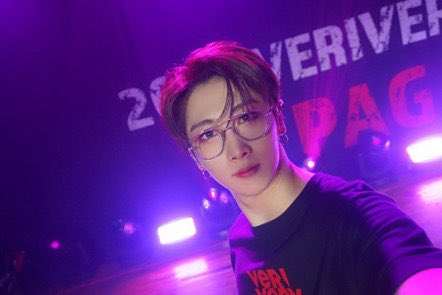 loafofthebread's tweet photo. hoyoung with glasses 🫠 https://t.co/mkVT01eqLm