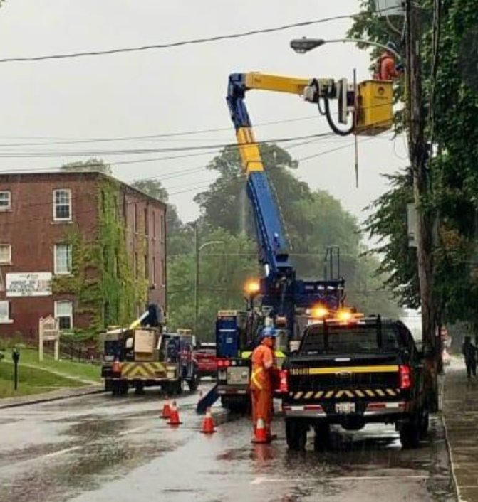 IslandEMS's tweet photo. Please respect our line men/women and allow them to work to restore our #PEI power.
https://t.co/jUNqW5Cddf
#RestoringPower #Safely https://t.co/yzincXA1Na