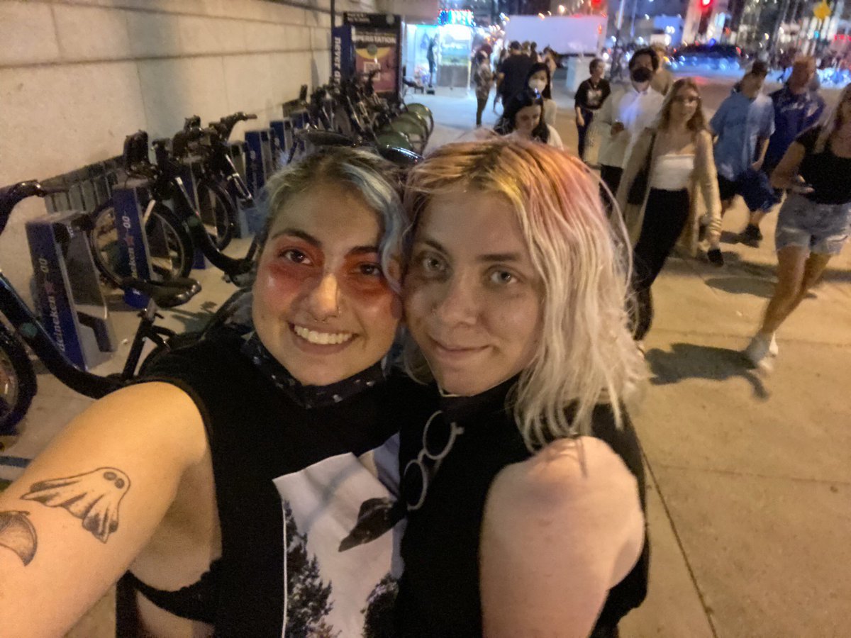 lesbiantyjo's tweet photo. 8 years and 18 shows later :')
wouldn't want to follow any other band around the world
#cliquearoundtheworld https://t.co/8gJWlvHLMO