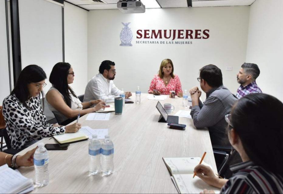 <a href="/SEMUJERES_/">Secretaría de las Mujeres Sinaloa</a> y su servidor nos reunimos con #FundaciónCoppel para dialogar sobre estrategias que beneficien a las mujeres sinaloenses y sus familias. Se lograron acuerdos importantes a los que daremos seguimiento bajo una #CoordinaciónEfectiva 👍

<a href="/TereGuerraOchoa/">Tere Guerra</a> <a href="/AmericaAavalos/">América Avalos</a>